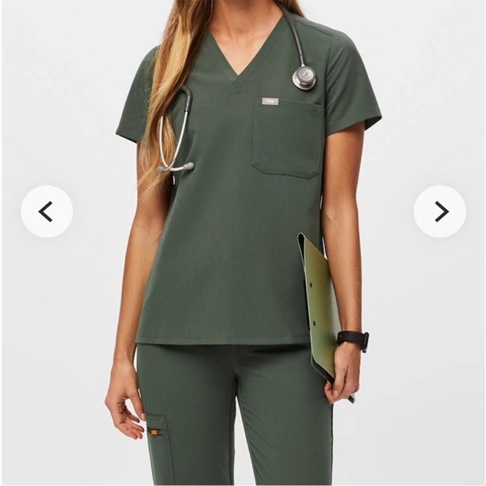 Figs scrub top: Catarina, moss green